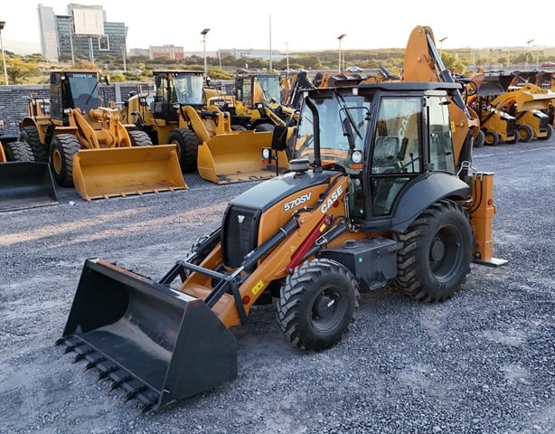 2023 CASE 570SV Retro-Excavadora