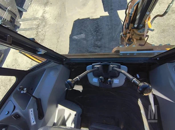 2023 CASE 570SV Retro-Excavadora