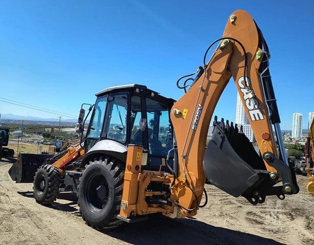 2023 CASE 570SV Retro-Excavadora
